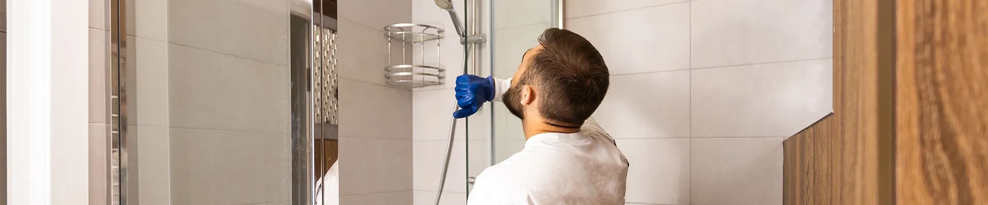 Glaszetter plaatst douchescherm van glas in badkamer header