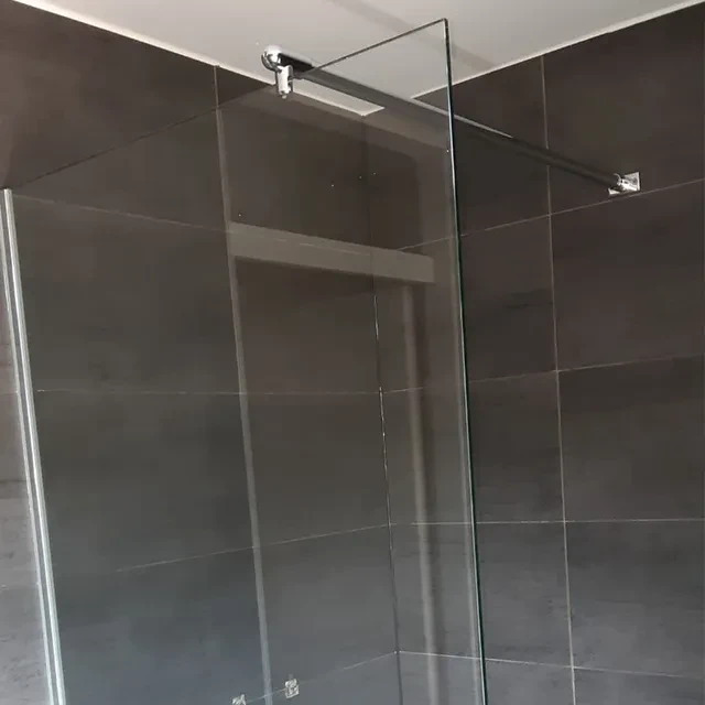 Scheidingswand of douchescherm van glas in badkamer